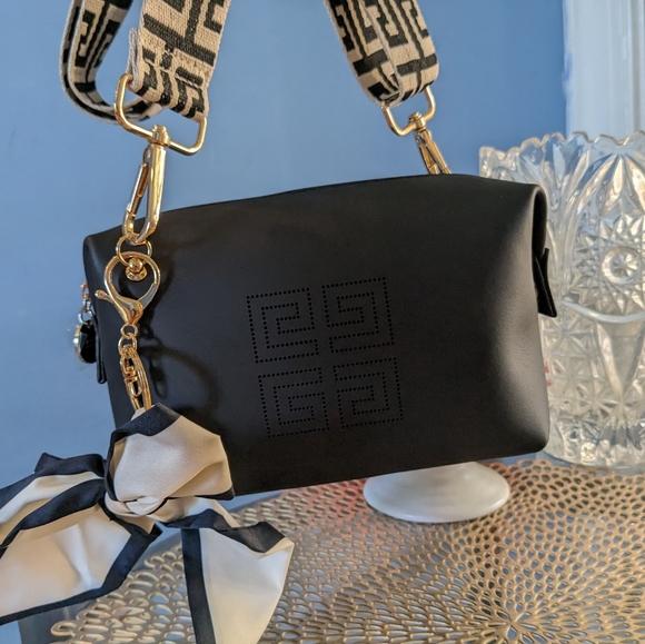 Givenchy - Picture 5 of 13